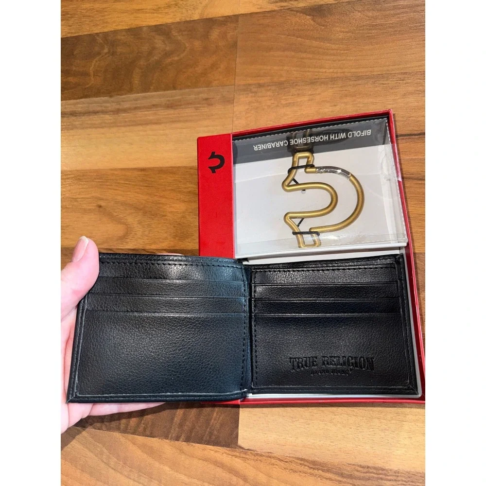 True Religion Bifold Wallet Mens OS Black NEW Horseshoe Carabiner Gift Set Altro